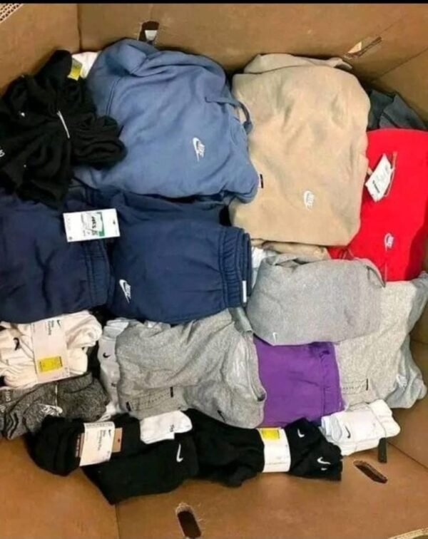 Nike clothes available 300 pieces in a Pallet